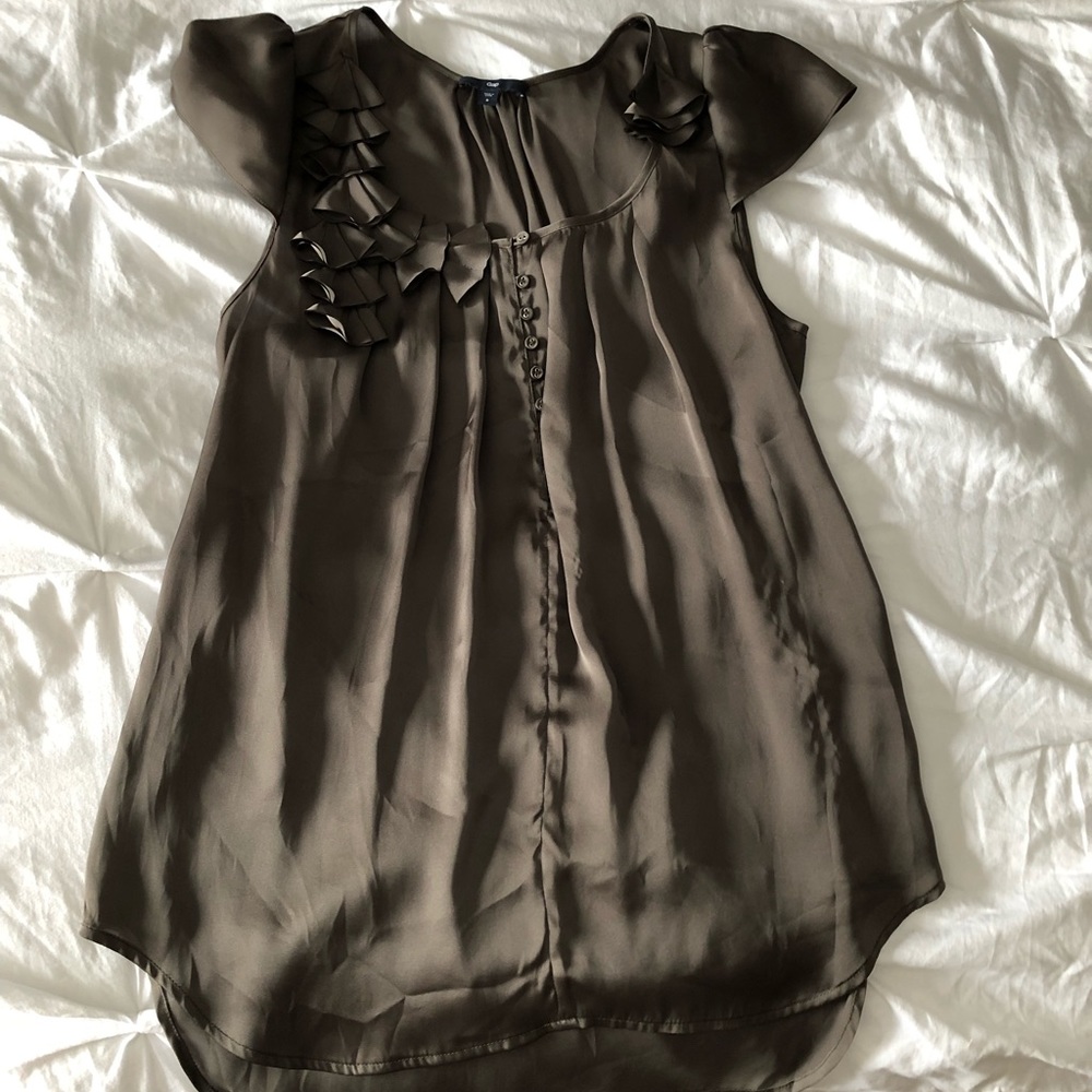 GAP cap sleeve blouse with pleat detail